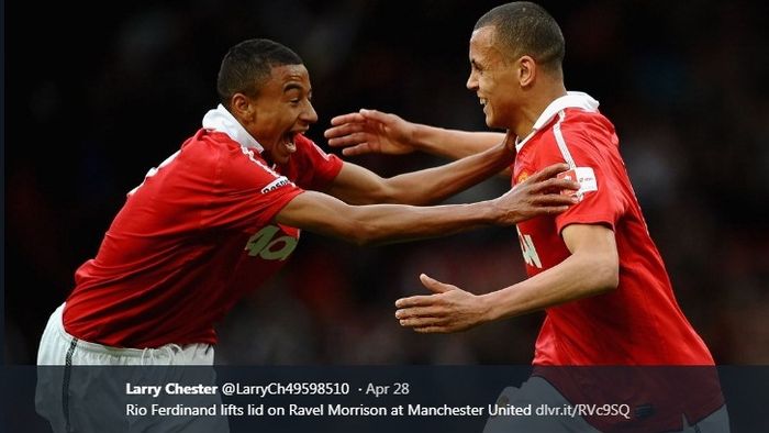 Ravel Morrison saat membelatim muda Manchester United  (kanan).