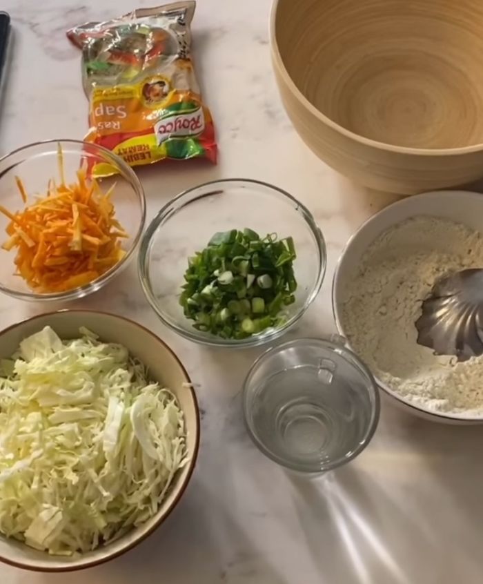 Bahan-bahan sederhana yang dipakai Rachel Vennya untuk membuat bakwan.