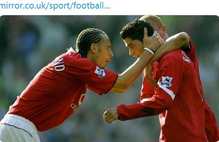 Bek Manchester United, Rio Ferdinand, memegang kepala Cristiano Ronaldo.