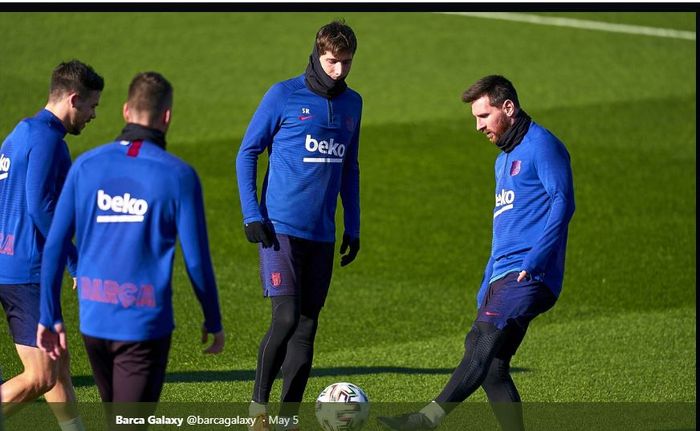 Lionel Messi dkk saat menjalani latihan reguler tim Barcelona sebelum pandemi.