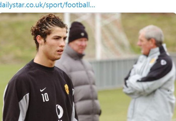 Penyerang Manchester United, Cristiano Ronaldo, menjalani sesi latihan dengan dipantau oleh pelatih Sir Alex Ferguson dan asisten pelatih Walter Smith.