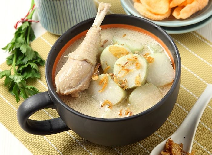 Hidangan lontong opor.