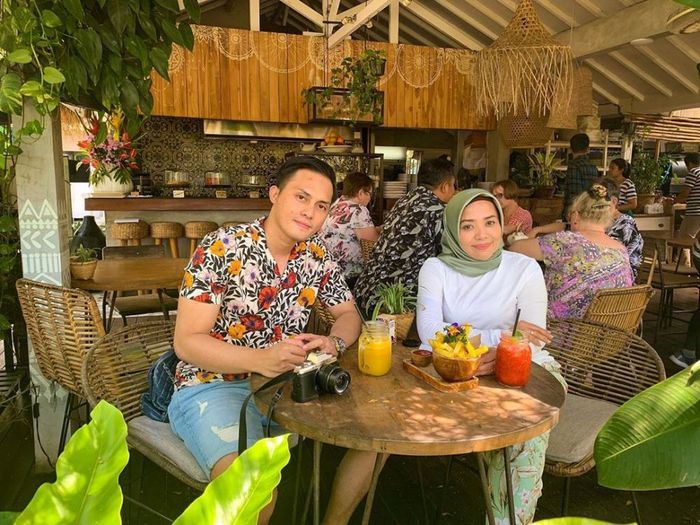 Dikabarkan Bangkrut Sampai Jual Rumah Mewahnya Senilai Rp 40 Miliar kepada Baim Wong, Muzdalifah dan Fadel Islami Langsung Pamer Tumpengan Mewah Hanya untuk Buka Puasa