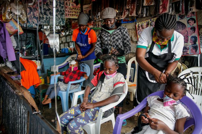 Para penata rambut sedang membuat gaya rambut virus corona.