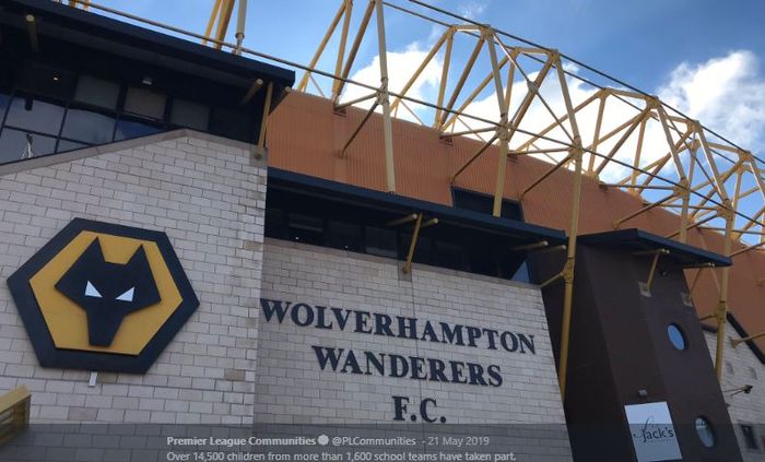 Wolverhampton Wanderes menjadikan parkiran di pusat pelatihan mereka sebagai tempat tes COVID-19 dengan sistem drive trough.