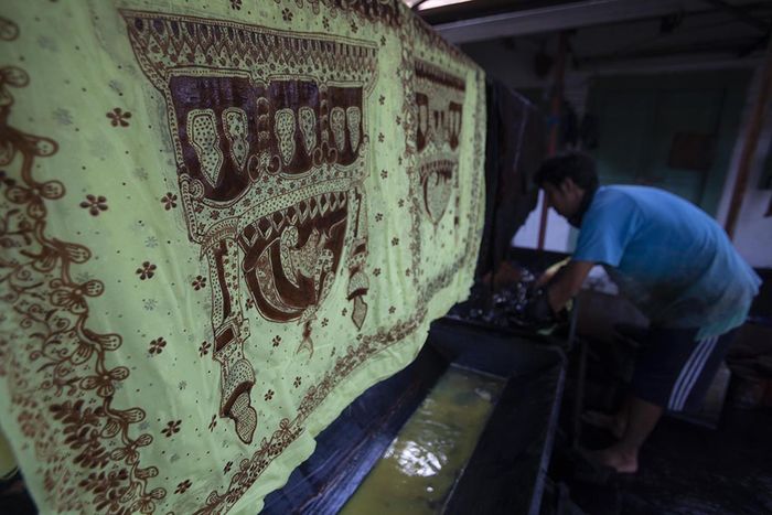 Proses pencelupan warna untuk sajadah Rumah Batik Lumintu. Proses pembuatan  sajadah ini memakan waktu hingga 10 hari. 