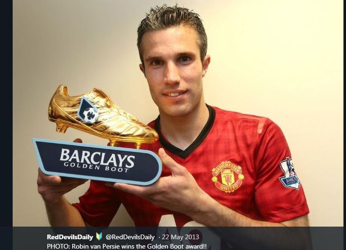 Robin van Persie dengan Sepatu Emas Liga Inggris saat memperkuat Manchester United.