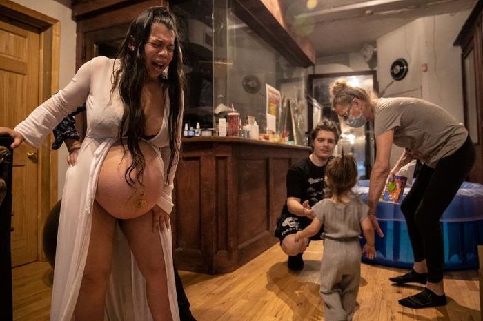 3:35 P.M. Bonsignore mengalami kontraksi hebat dengan dukungan doula-nya, Angelique Clarke. Putrinya yang berusia dua tahun, Sativa, berlari ke ayahnya, Al, dan neneknya, Louise, ketika ibunya menangis kesakitan.