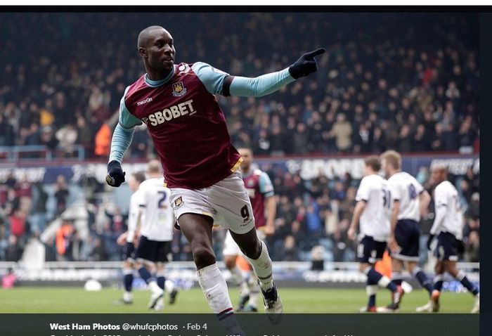 Carlton Cole merayakan gol untuk West Ham United.