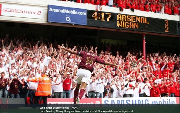 Selebrasi mantan penyerang Arsenal, Thierry Henry, usai menjebol gawang Wigan Athletic pada laga Liga Inggris  2005-2006.