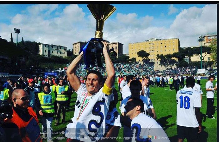 Javier Zanetti dengan trofi juara Liga Italia 2009-2010 setelah Inter Milan menekuk Siena, 16 Mei 2010.