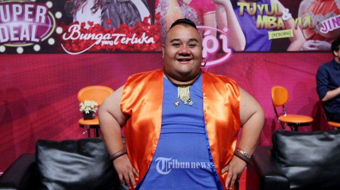 Pemain film Roni Dozer saat menghadiri acara konferensi pers program baru ANTV di Studio 2, Epicentrum, Jakarta Selatan, Kamis (22/9/2016). Roni Dozer berperan sebagai Kentung pada program baru ANTV yang berjudul 'Tuyul dan Mba Yul Reborn'
