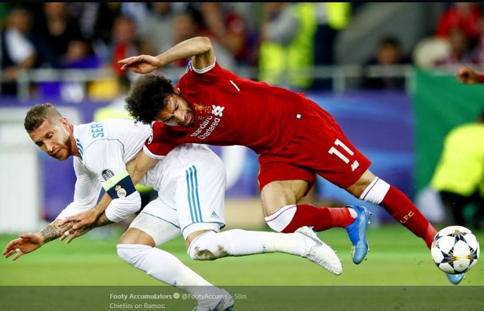 Striker Liverpool, Mohamed Salah (kanan), kehilangan keseimbangan saat dijaga ketat oleh bek Real Madrid, Sergio Ramos, dalam laga final Liga Champions di Stadion NSC Olimpiyskiy, Kiev, Ukraina pada 26 Mei 2018. 