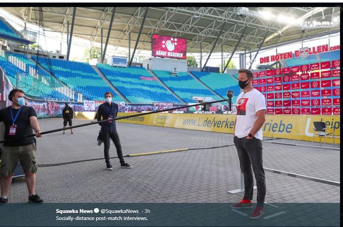 Pelatih RB Leipzig, Julian Nagelsmann, melakukan interviu dengan pembatasan jarak.