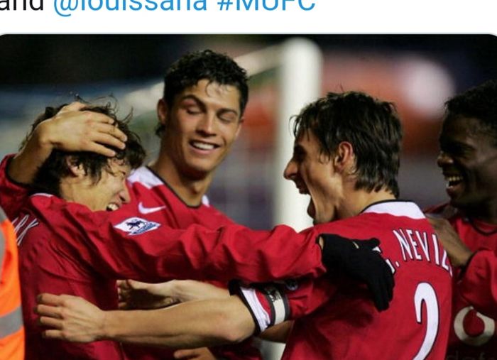 Park Ji-sung, Cristiano Ronaldo, Gary Neville, dan Louis Saha melakukan selebrasi saat masih membela Manchester United.