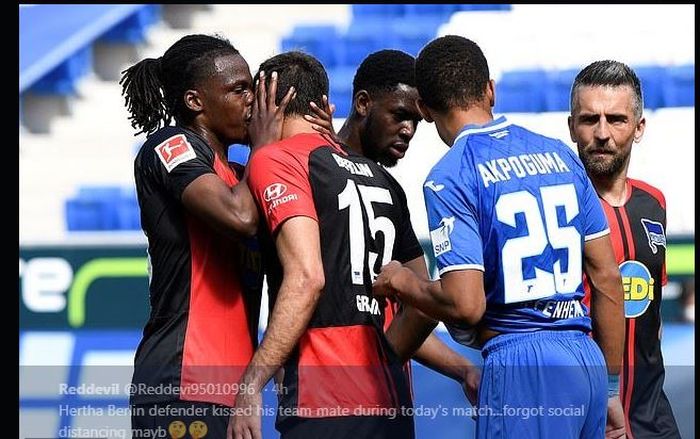 Pemain Hertha Berlin, Dedryck Boyata, mencium rekan setimnya dalam perayaan gol ke gawang Hoffenheim.