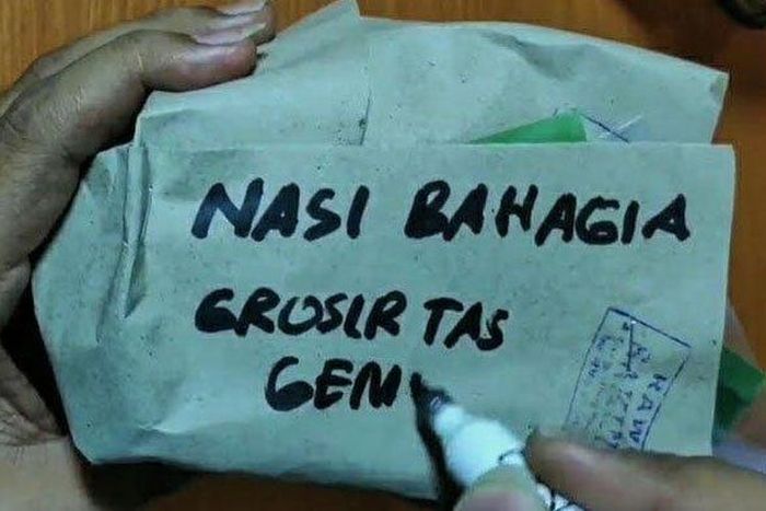 Pasutri yang viral membagikan nasi bungkus berisikan uang Rp 1 juta 