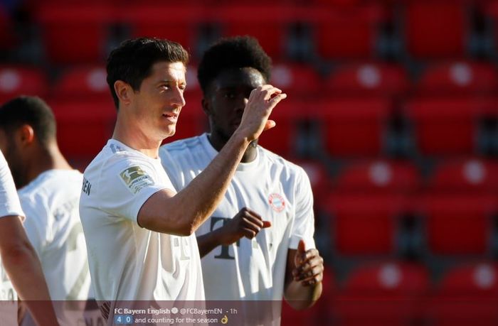 Striker Bayern Muenchen, Robert Lewandowski melakukan perayaan setelah mencetak gol ke gawang Union Berlin, Minggu (17/5/2020).