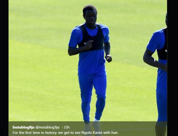 Gelandang Chelsea, N'Golo Kante, tampil dengan wajah baru berupa rambut yang tumbuh menutupi kepalanya yang biasa plontos.