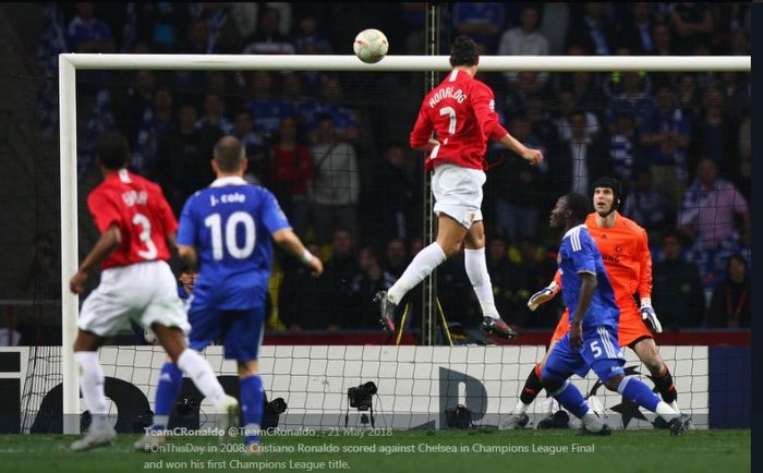 Cristiano Ronaldo mencetak gol untuk Manchester United ke gawang Chelsea dalam laga final Liga Champions 2007-2008 di Stadion Luzhniki, Moscow.