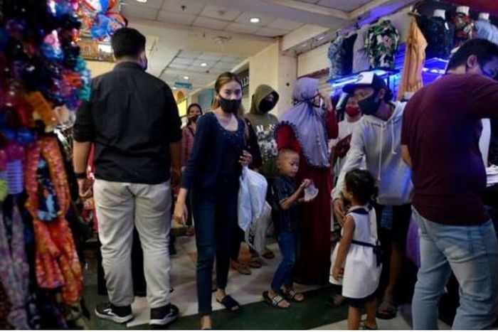 Pengunjung, termasuk anak-anak, ikut berbelanja di Mal Ciledug, Kota Tangerang, Banten, Minggu (17/05/2020).