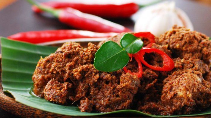 Rendang dijuluki sebagai makanan paling enak di dunia. Makanya, tak aneh jika rendang juga menjadi makanan favorit saat lebaran yang menjadi teman ketupat.