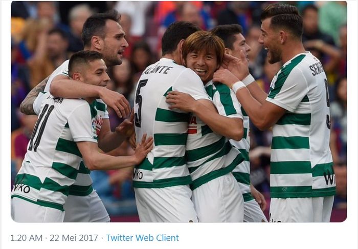 Takashi Inui merayakan golnya untuk Eibar  bersama rekan-rekan satu timnya setelah membobol gawang Barcelona pada pertandingan pekan ke-38 Liga Spanyol 2016-2017.