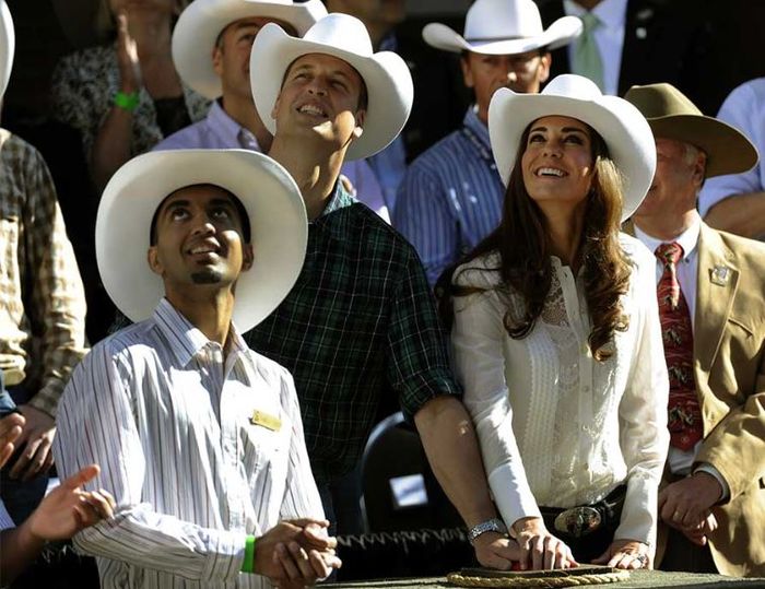 Pangeran William dan Kate Middleton kepergok pegangan tangan