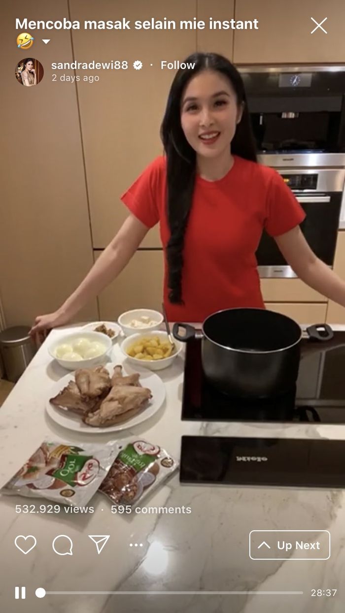 Sandra Dewi memasak untuk ART 