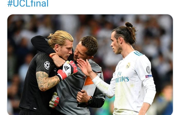 Gareth Bale menghampiri Loris Karius yang tengah menangis selepas laga final Liga Champions pada 26 Mei 2018 waktu setempat.