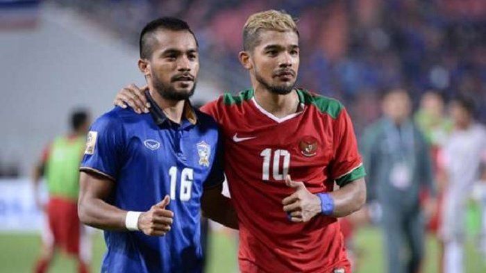 Pemain timnas Indonesia, Zulham Zamrun (kiri) bertukar kostum dan berfoto bersama pemain Thailand, Prathum Chutong. Wajah dan perawakan fisik keduanya disebut-sebut mirip.