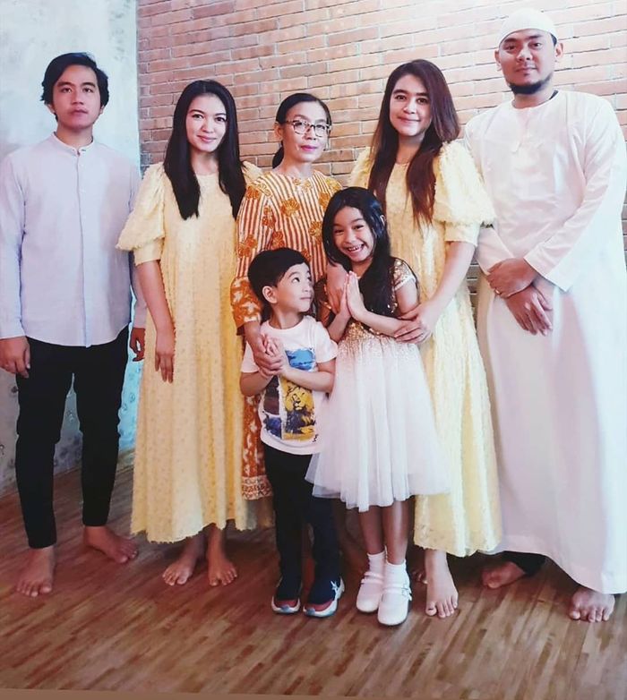 Penampilan Selvi Ananda dan keluarganya saat rayakan Idul Fitri