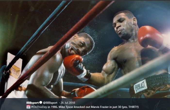 Mike Tyson (kanan) mengalahkan Marvis Frazier dalam pertandingan tinju kelas berat di Civic Center, New York, Amerika Serikat, 26 Juli 1986.