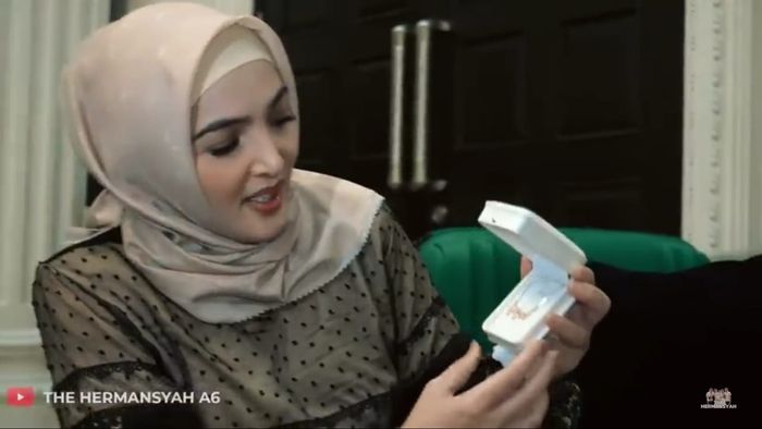 Ashanty memperlihatkan kalung yang ingin dihadiahkan untuk Aurel Hermansyah.