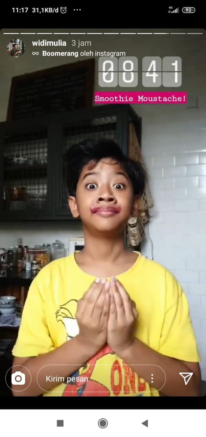 Widi menunjukkan aksi putra sulungnya yang habis meminum smoothies.  