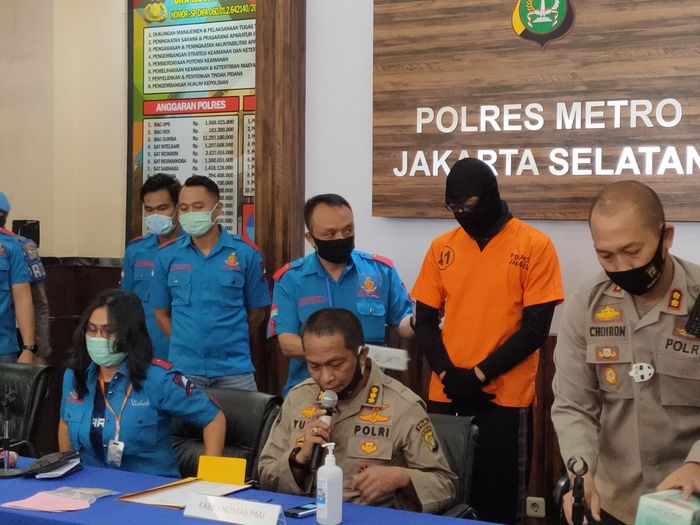Pihak kepolisian bersama Dwi Sasono saat pres rilis hari ini (1/6/2020).