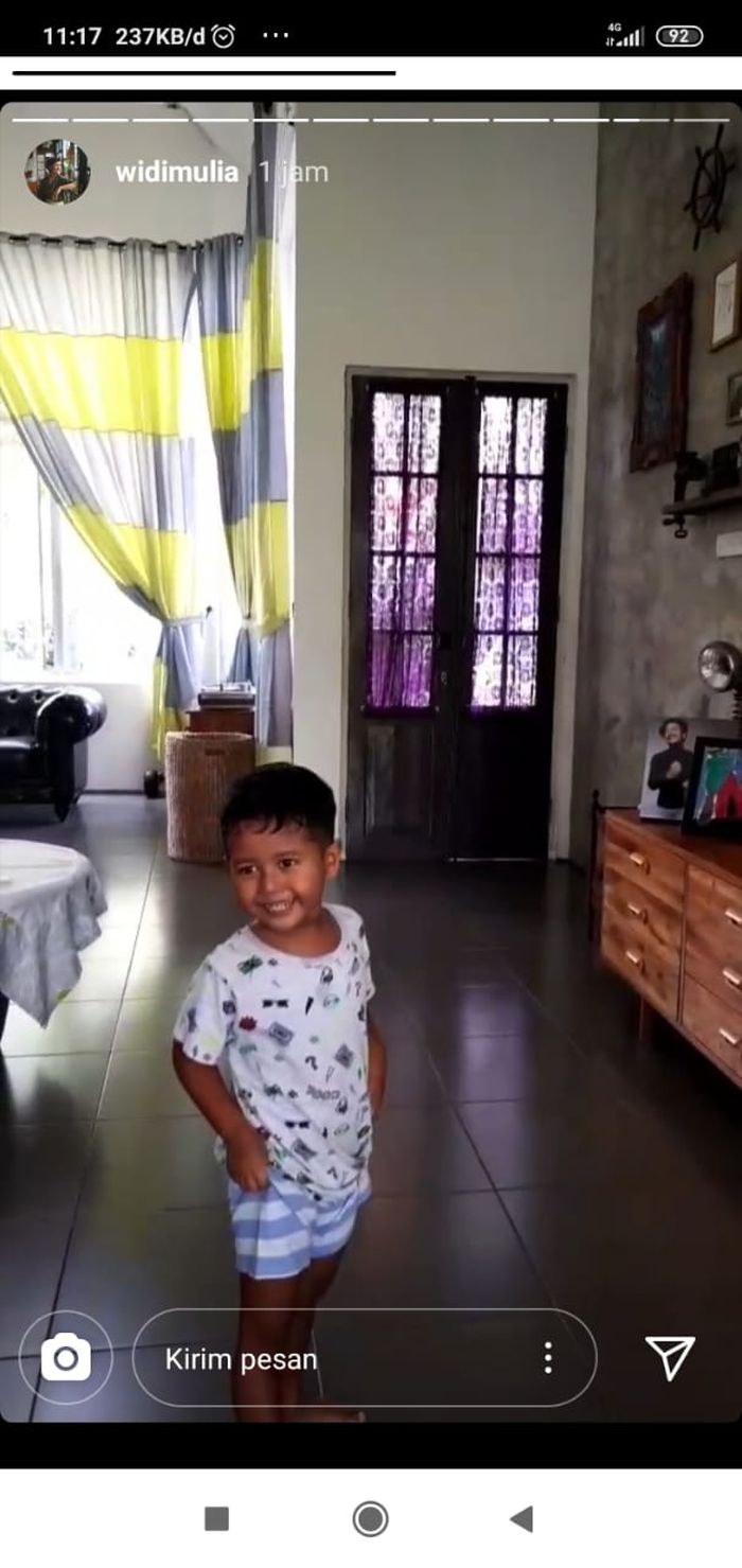 Widi Mulia memperlihatkan video putra bungsunya yang tengah menonton televisi sembari berdiri.