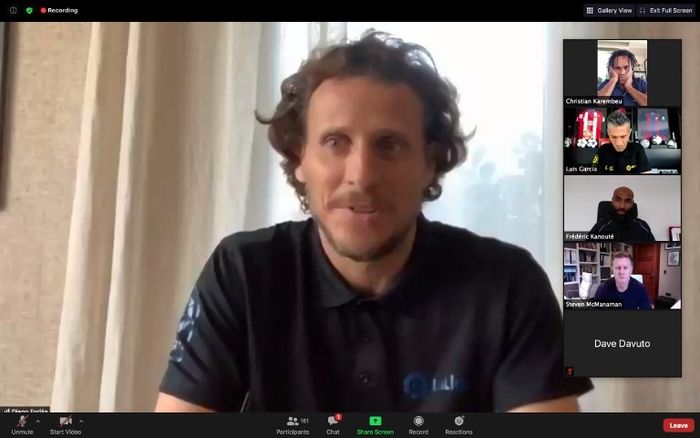 Mantan striker Manchester United dan Atletico Madird, Diego Forlan, dalam konferensi pers virtual pada Rabu (3/6/2020).