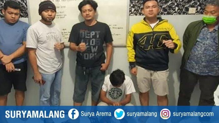 Tersangka BN (jongkok) setelah diamankan tim buru sergap Polres Kediri Kota, Kamis (4/6/2020) 