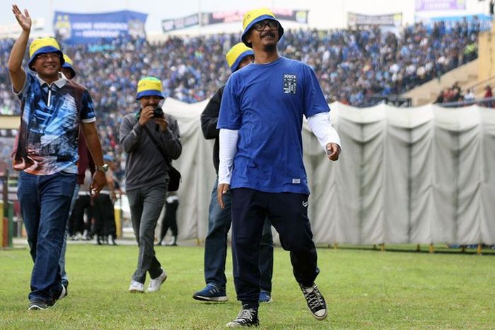 Ketua Viking Persib Club (VPC), Heru Joko bersama pengurus Viking lainnya saat menyapa penonton di Stadion SI Jalak Harupat, Soreang, Kabupaten Bandung.