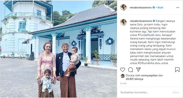 Reisa Broto Asmoro dan keluarga kecilnya saat mengunjungi kediaman suaminya di Surakarta