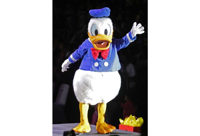 Penampilan karakter Donald Duck saat acara Disney On Ice Mickey Super Celebration di ICE BSD Serpong, Banten, Rabu (24/04/2019). 