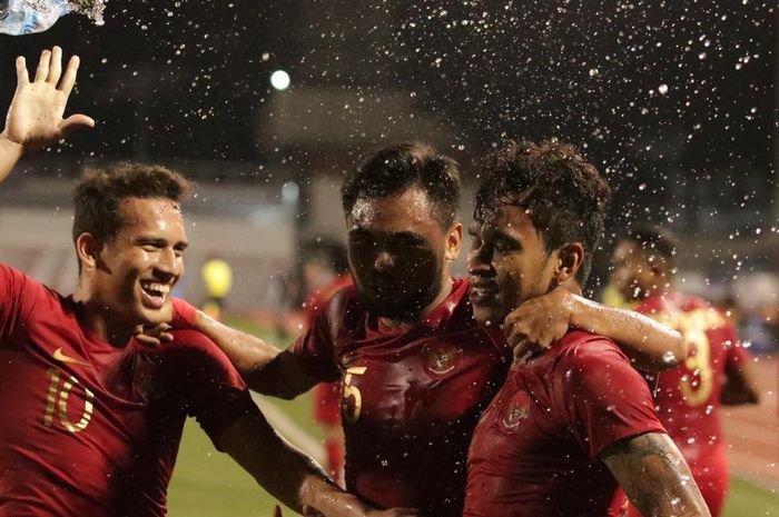 Trio pemain timnas U-22 Indonesia; Egy Maulana Vikri, Saddil Ramdani (tengah), dan Osvaldo Haay bergembira saat merayakan gol ke gawang timnas U-22 Singapura pada laga kedua sepak bola putra SEA Games 2019 di Stadion Rizal Memorial, Manila, Filipina, 28 November 2019.