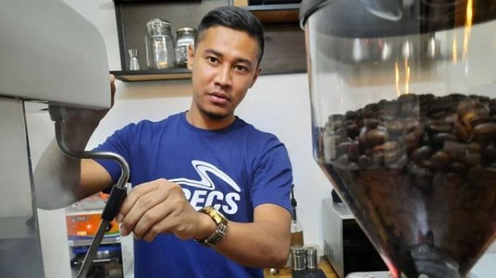 Pemain Bhayangkara FC, Indra Kahfi saat mencoba membuat kopi di kedai kopinya, Musim Kopi 27 yang berda di Jagakarsa, Jakarta Selatan, Selasa (9/6/2020).