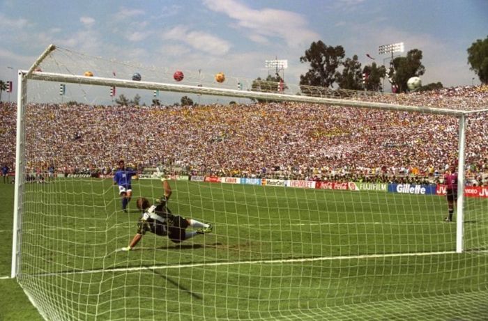 Kegagalan Roberto Baggio mengeksekusi penalti di final Piala Dunia 1994.