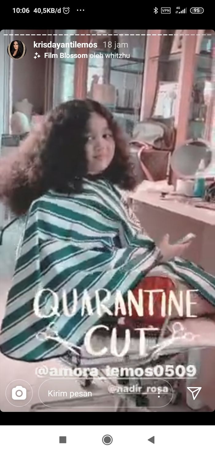 Krisdayanti terlihat menemani Amora yang rambutnya tengah ditata. 