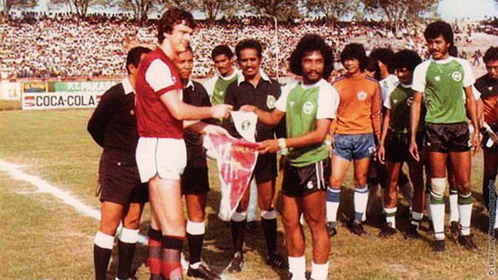 NIAC Mitra melawan Arsenal di Stadion 10 November pada 16 Juni 1983