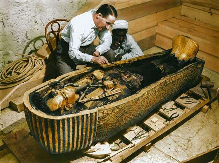 Howard Carter saat membuka makam Raja Tutankhamun pada awal abad ke-20.