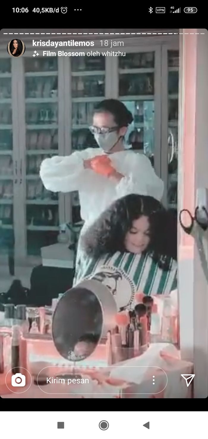 Krisdayanti terlihat menemani Amora yang rambutnya tengah ditata.