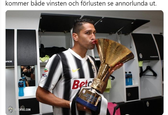 Marco Borriello mencium trofi Liga Italia saat membela Juventus.